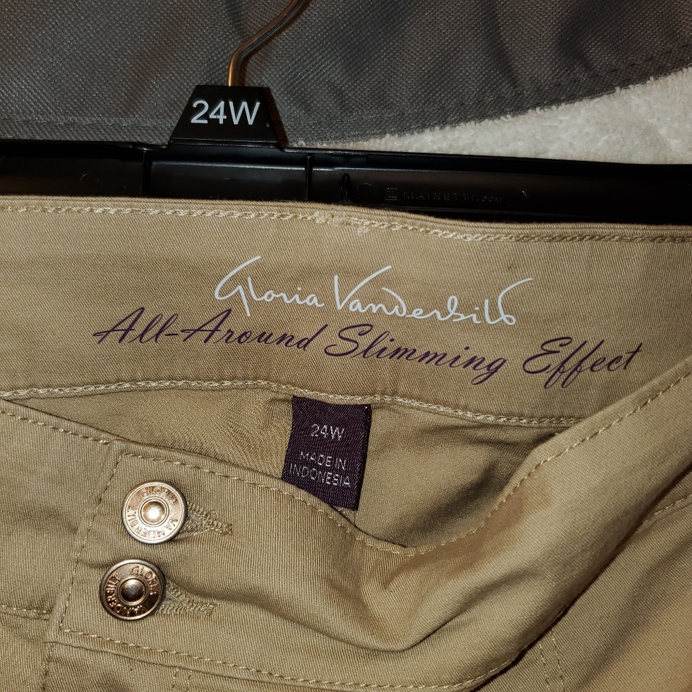 24 Gloria Vanderbilt khaki beige tan shorts NWT - Picture 7 of 8
